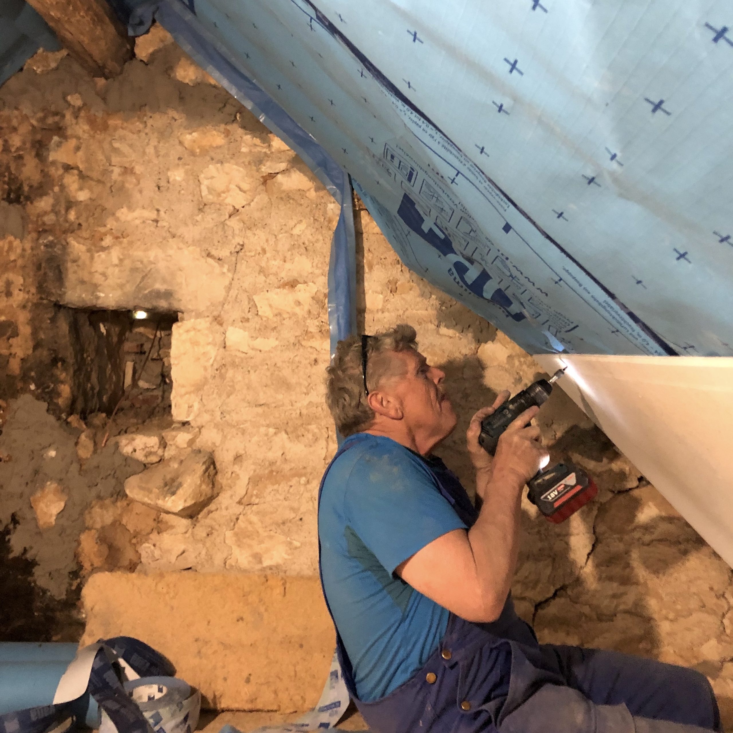 Installing those bloody heavy Fermacell panels, 31.2 kilos each