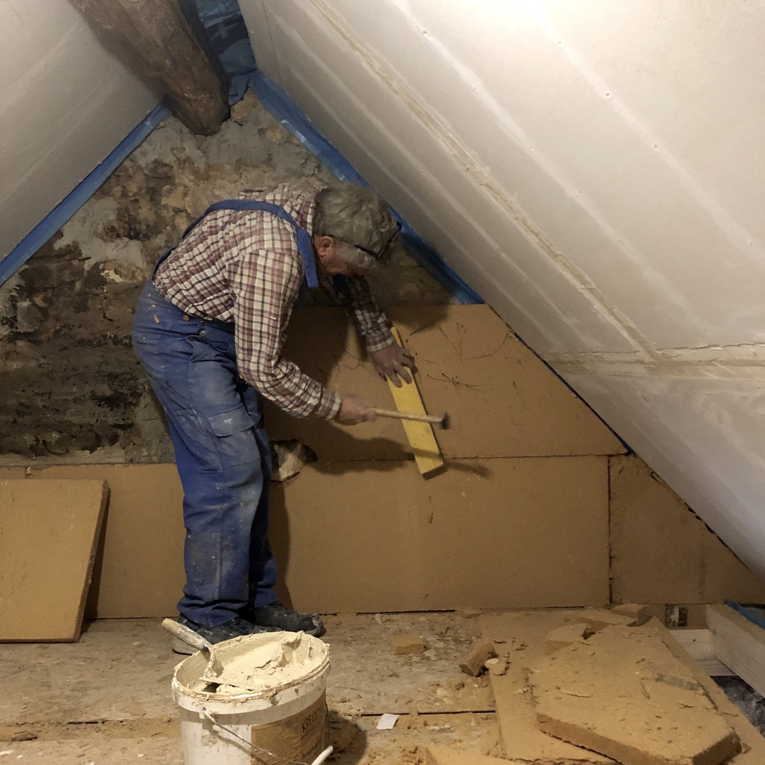 Installing Gutex insulation panels for the external wall