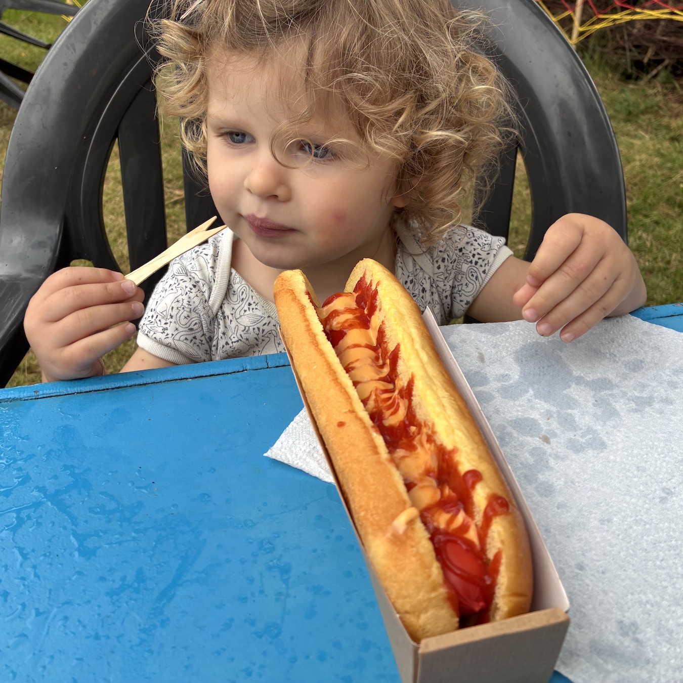 A hot dog bigger than Effi